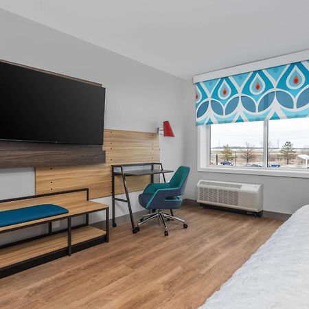 Tru By Hilton Janesville Bagian luar foto