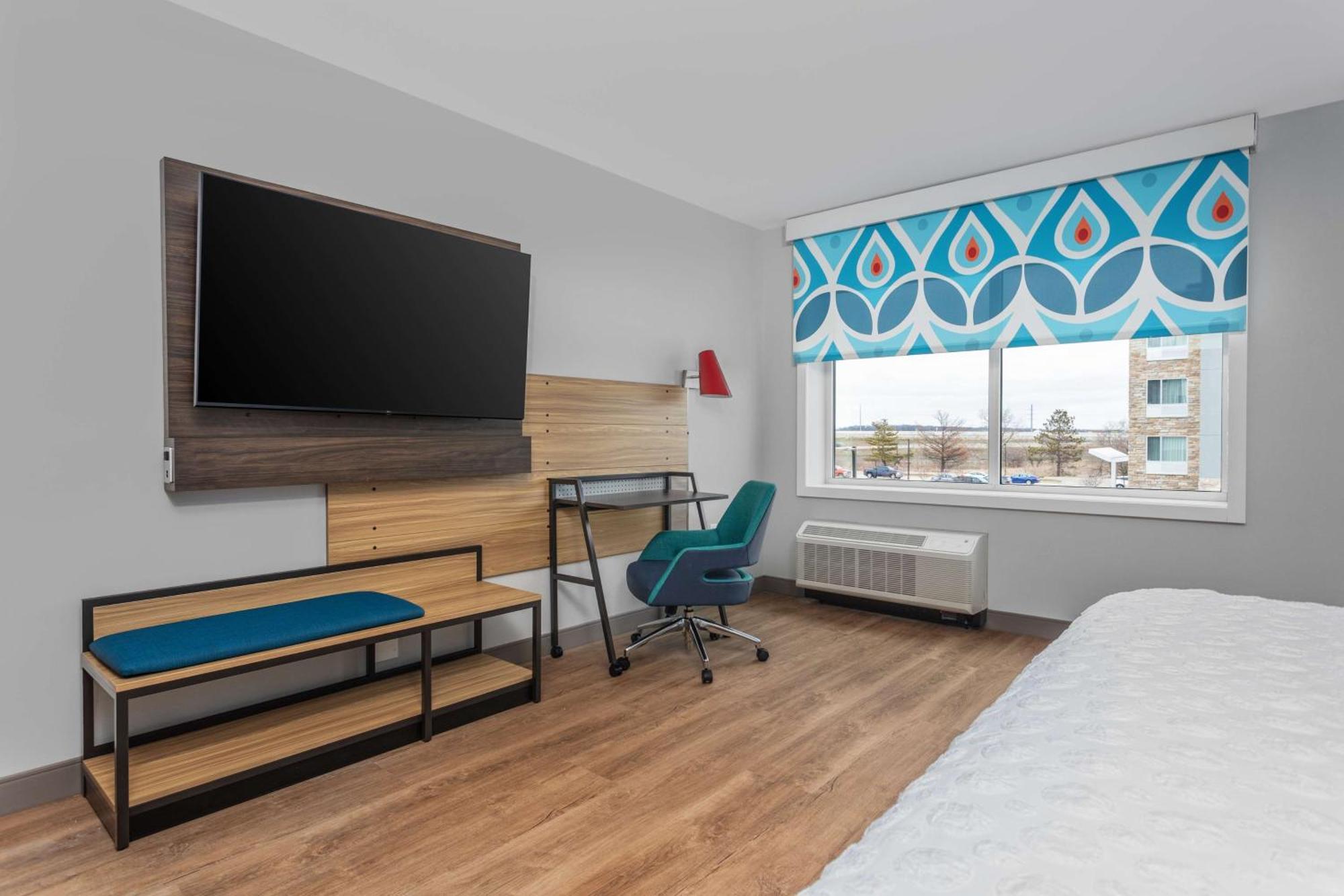Tru By Hilton Janesville Bagian luar foto