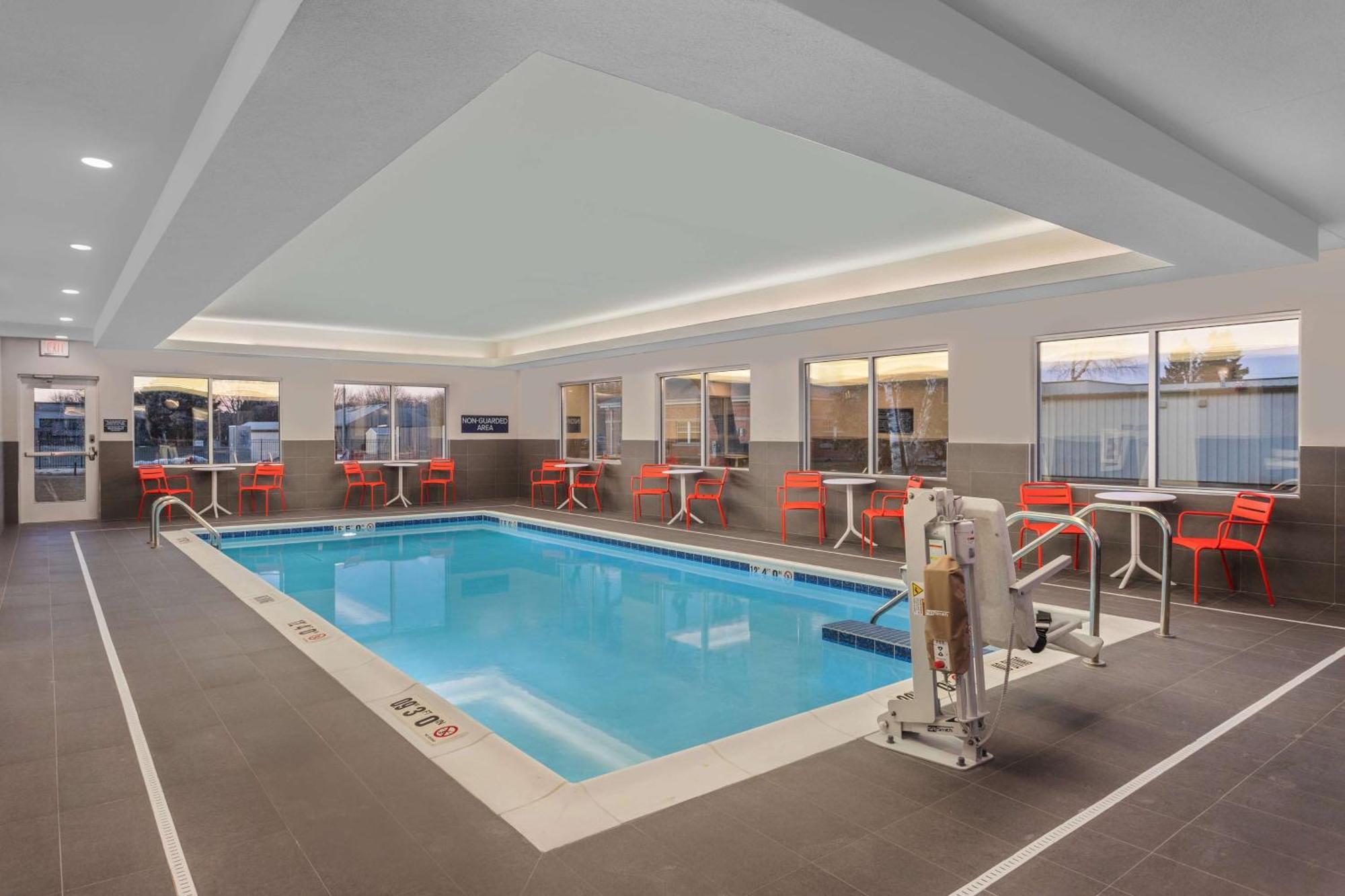 Tru By Hilton Janesville Bagian luar foto