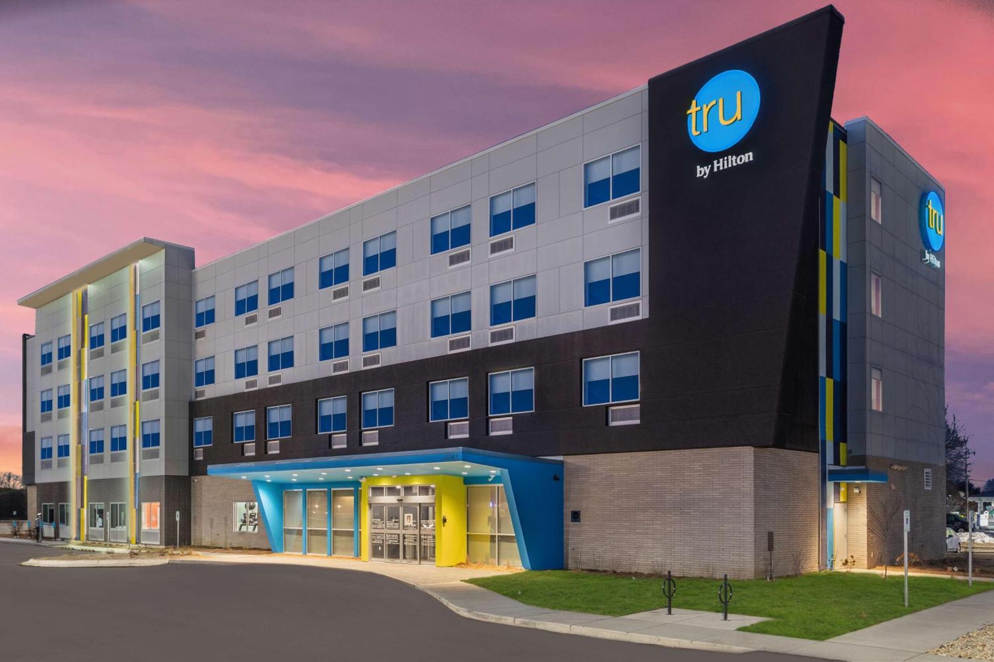 Tru By Hilton Janesville Bagian luar foto