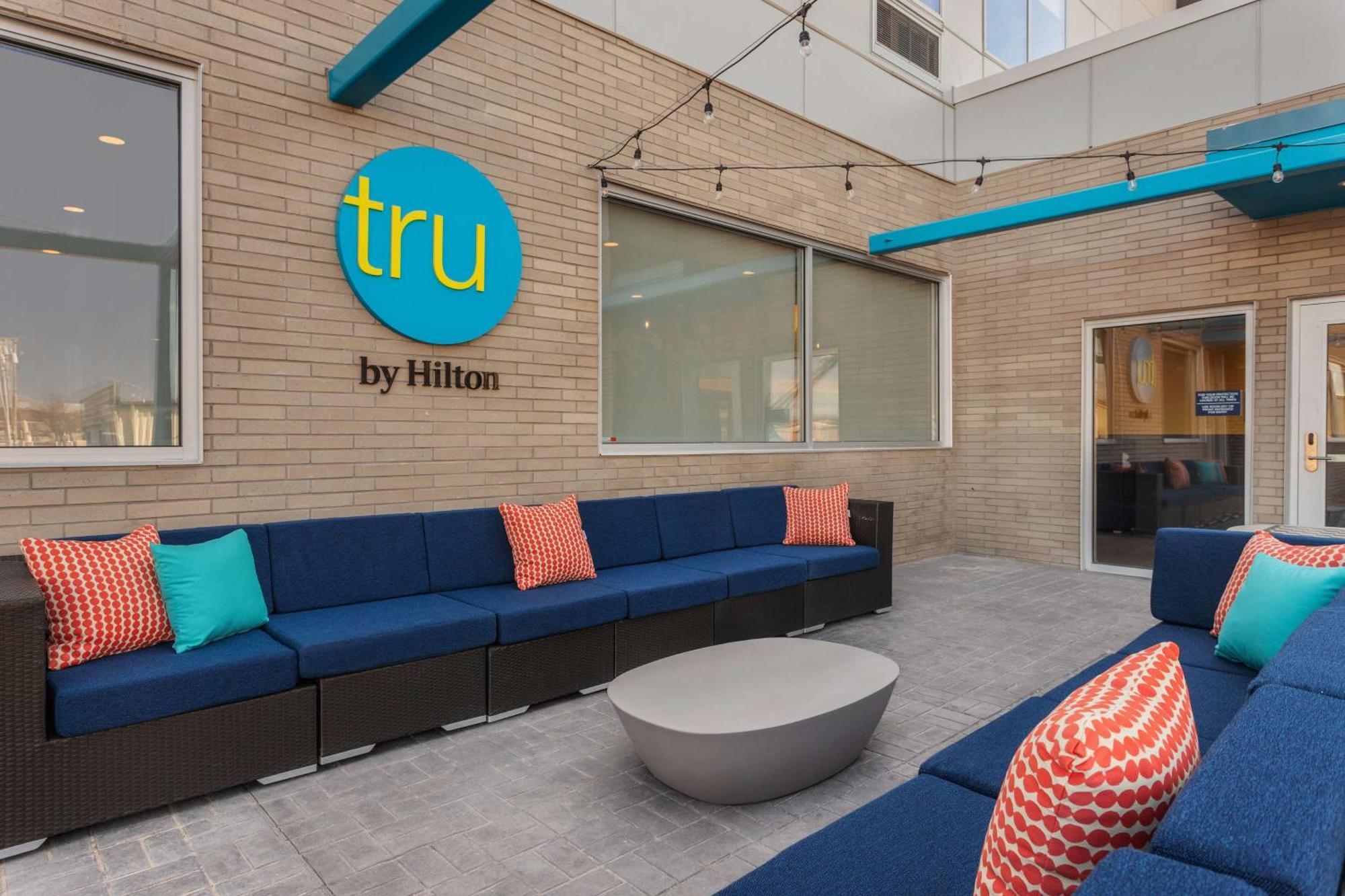 Tru By Hilton Janesville Bagian luar foto